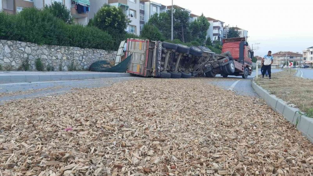 TIR devrildi, yol kapandı