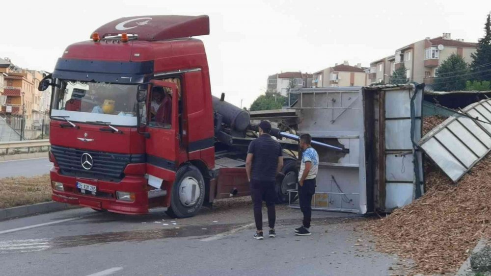 TIR devrildi, yol kapandı