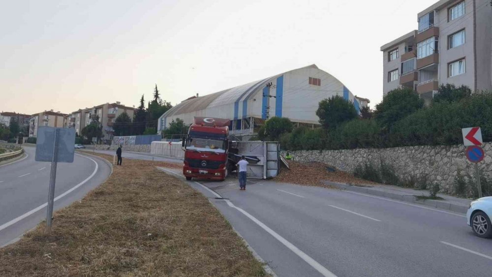 TIR devrildi, yol kapandı