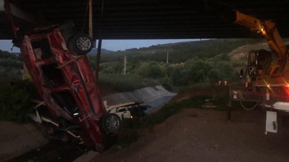 Viyadükten uçan otomobil yüklü tır olay yerinden kaldırıldı