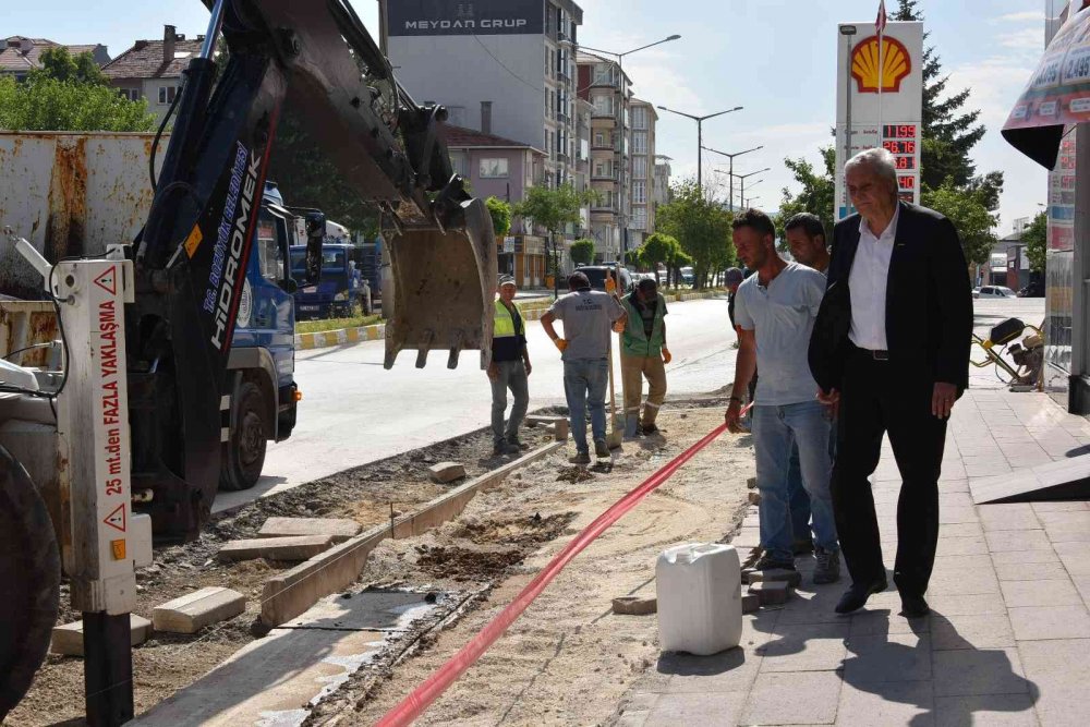 Başkan Bakkalcıoğlu kaldırım çalışmalarını yerinde inceledi