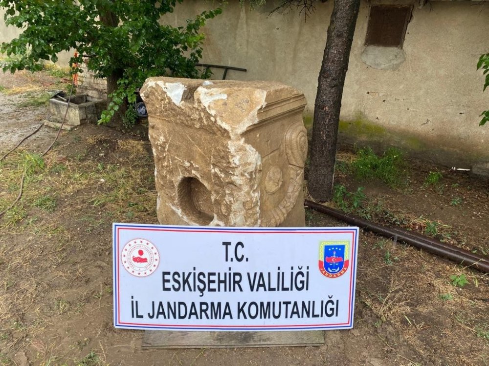 Tarlasını süren çiftçi Roma dönemine ait taş eser buldu