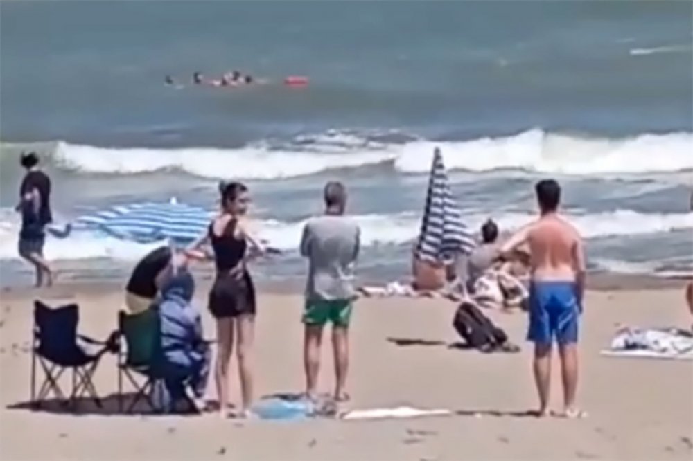 Boğulma tehlikesi geçiren 3 kişi cankurtaranlar sayesinde hayata tutundu