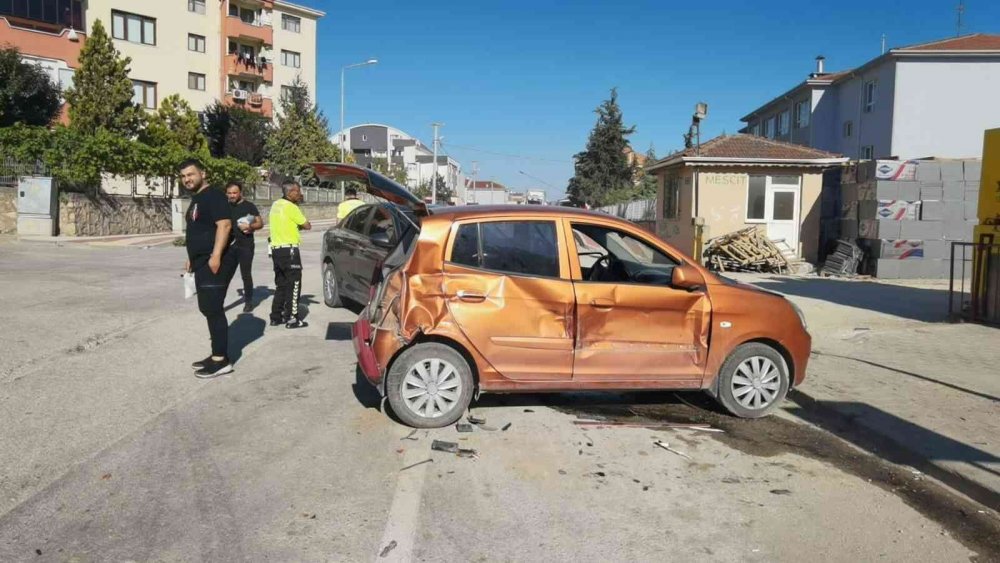Otomobillerin çarpıştığı kaza saniye saniye kamerada