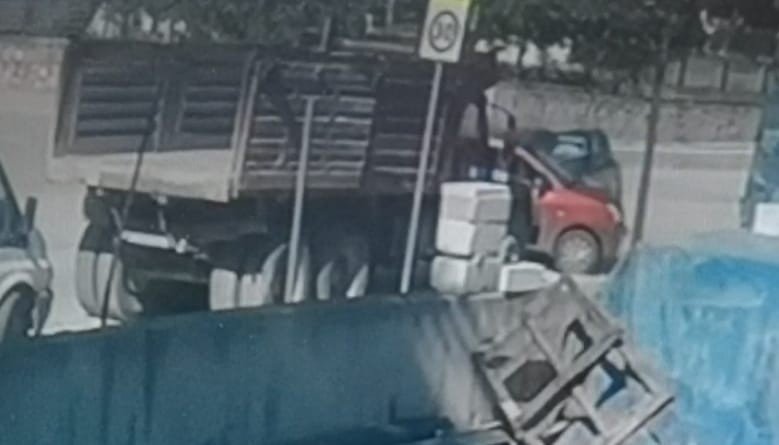 Otomobillerin çarpıştığı kaza saniye saniye kamerada