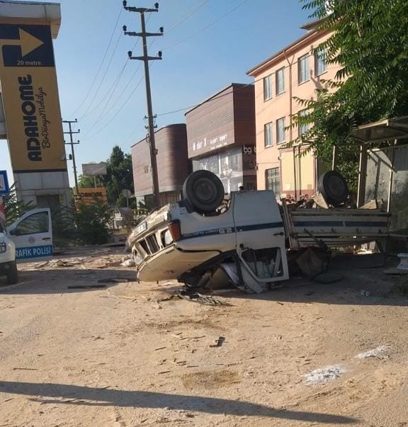 Tırın çarptığı kamyonet takla attı: 2 yaralı