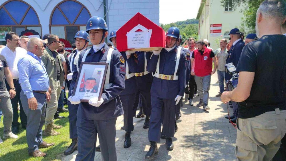 Bayram iznine gelirken hayatını kaybeden Uzman Çavuş son yolculuğuna uğurlandı