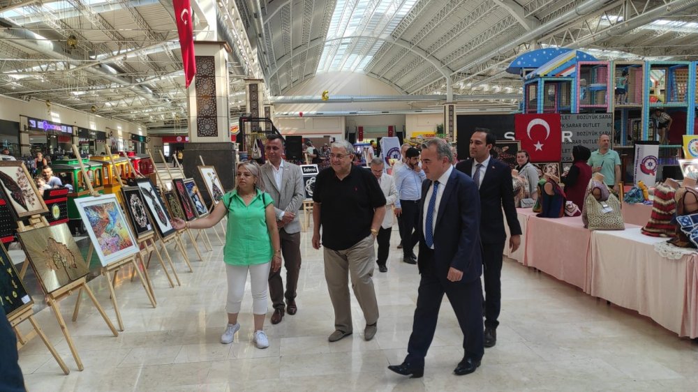 Kadınların yaptığı el emeği göz nuru ürünler sergilendi