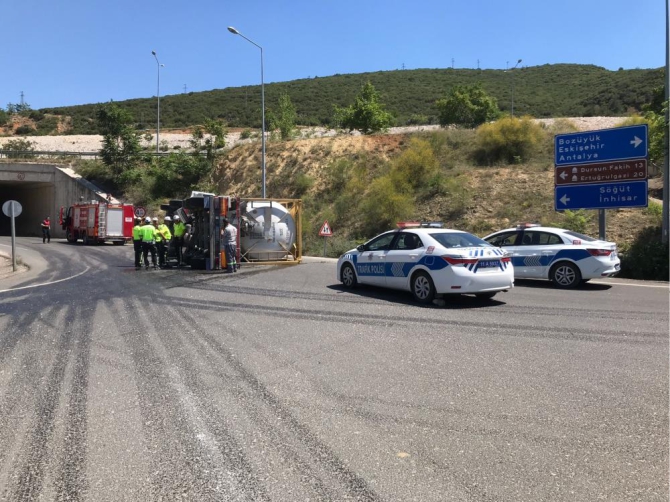 kimyasal-madde-yuklu-tir-devrildi1.jpg