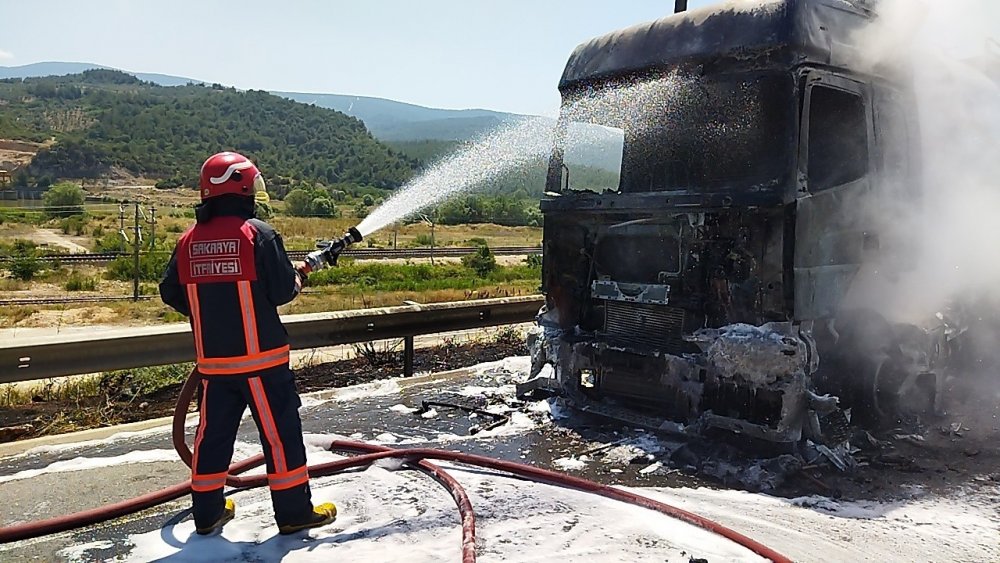 ttır alev aldı, sürücü son anda kurtuldu