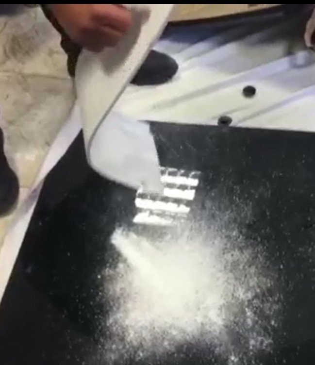 Valizin etrafına saklanan 2,6 kilogram metamfetamin ele geçirildi