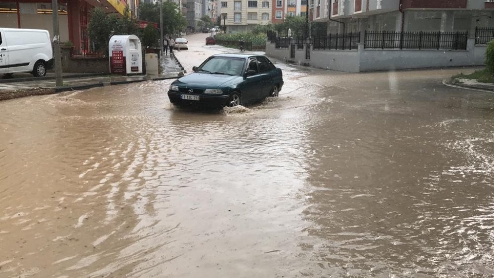 Bilecik’te sağanak yağışa yolda yakalanan araçlar suya gömülürken, birçok işyeri sular altında kaldı