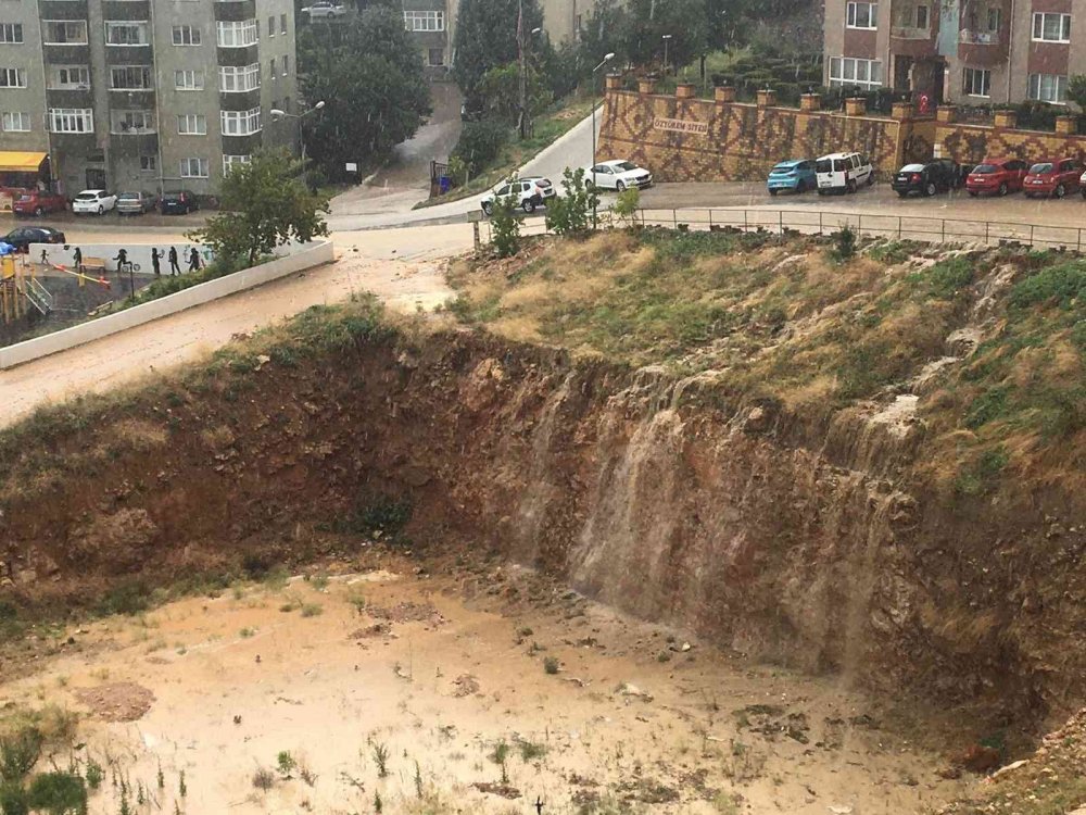 Bilecik’te sağanak yağışa yolda yakalanan araçlar suya gömülürken, birçok işyeri sular altında kaldı