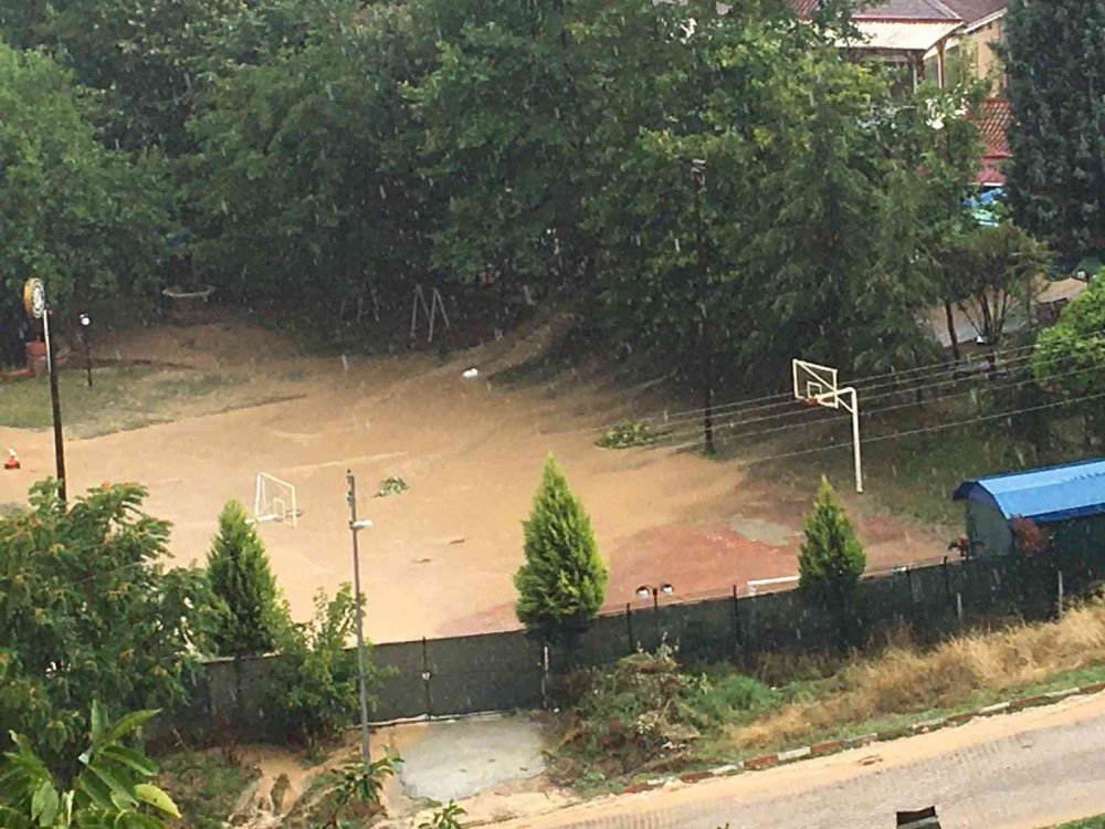 Bilecik’te sağanak yağışa yolda yakalanan araçlar suya gömülürken, birçok işyeri sular altında kaldı