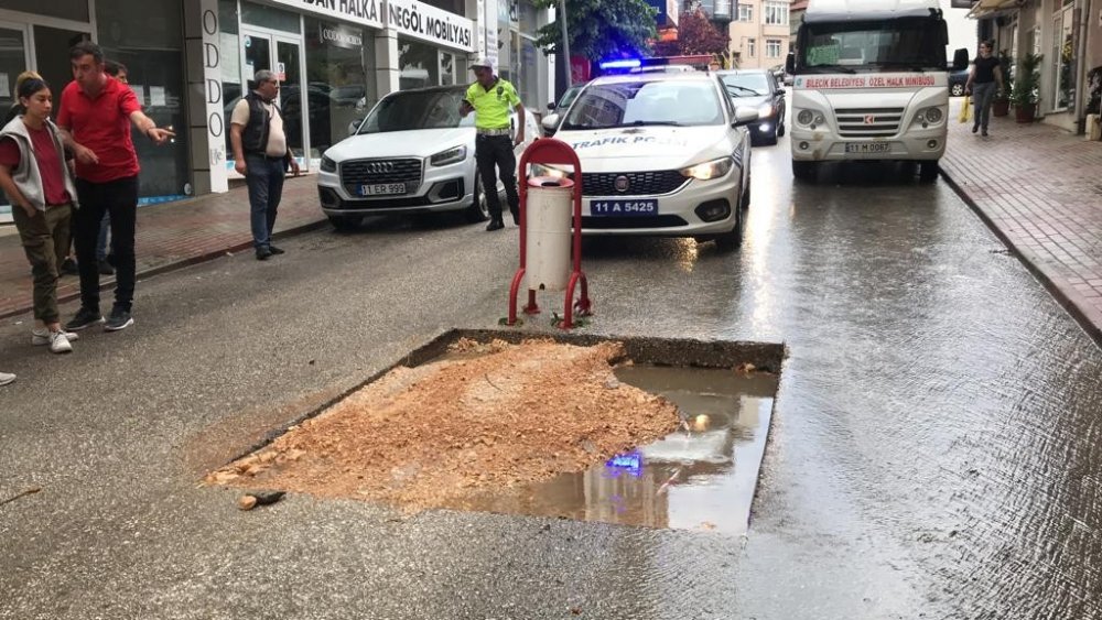 Bilecik’te sağanak yağışa yolda yakalanan araçlar suya gömülürken, birçok işyeri sular altında kaldı