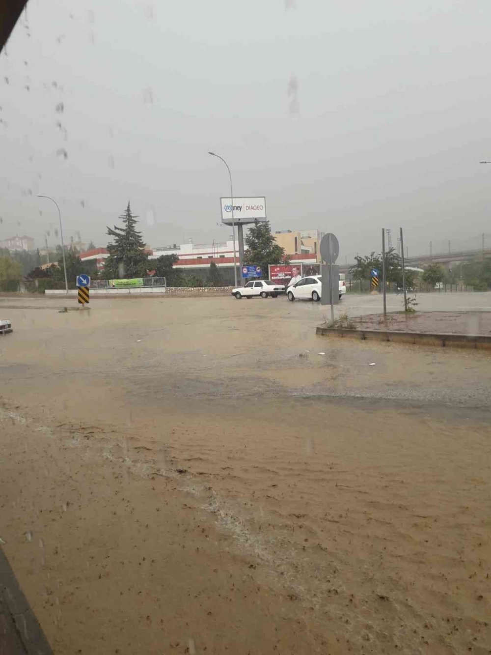 Bilecik’te sağanak yağışa yolda yakalanan araçlar suya gömülürken, birçok işyeri sular altında kaldı