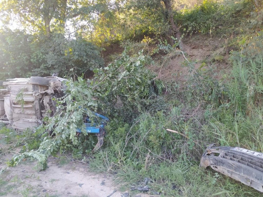 Kontrolden çıkan otomobil dverildi