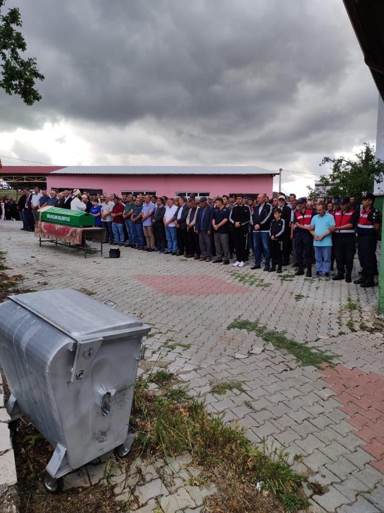 Selde hayatını kaybeden kadın toprağa verildi