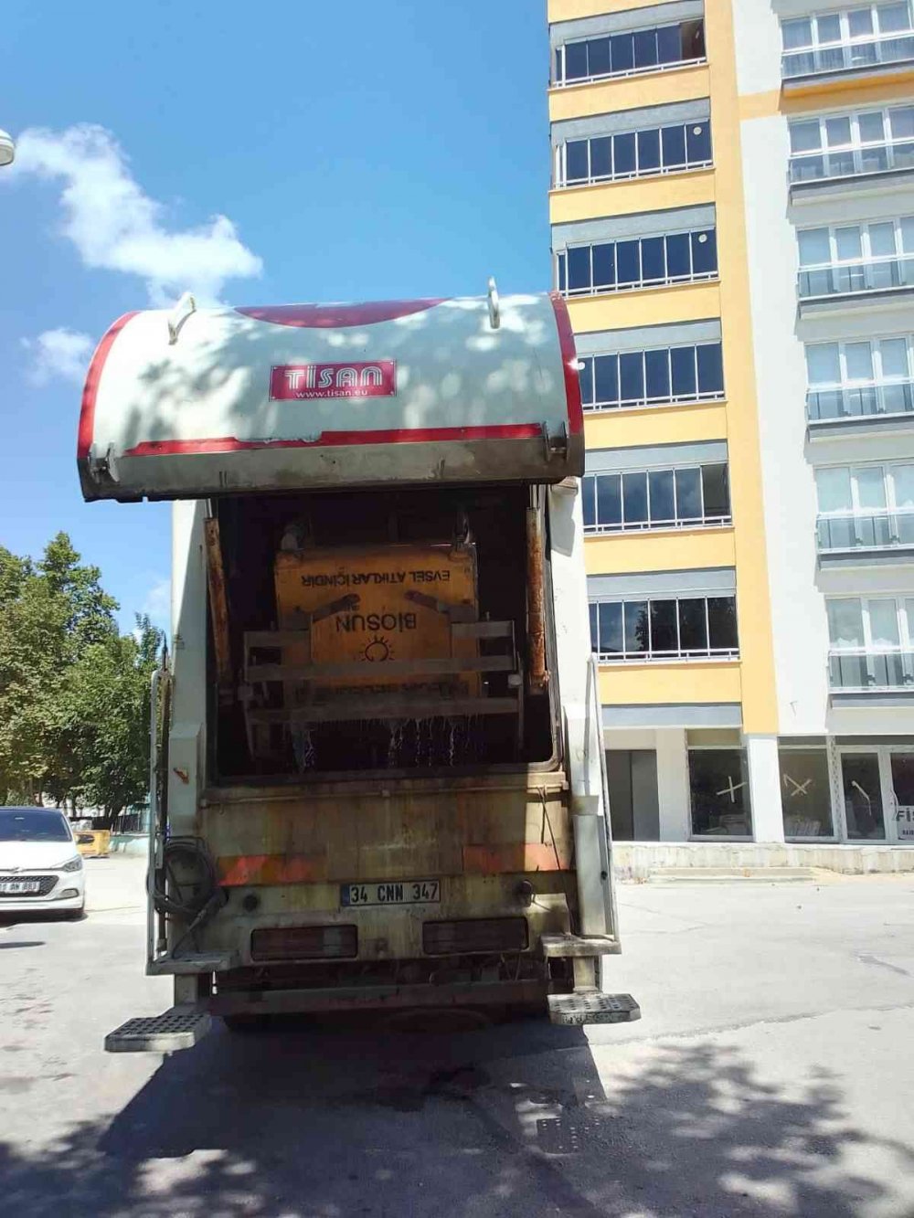 Çöp konteynırları yıkanarak dezenfekte ediliyor