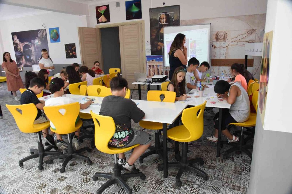 Çocuklar yaz bilim kampında hem öğreniyor hem eğleniyor