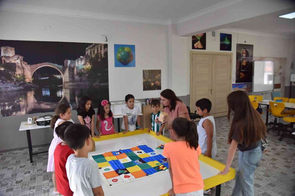 Çocuklar yaz bilim kampında hem öğreniyor hem eğleniyor