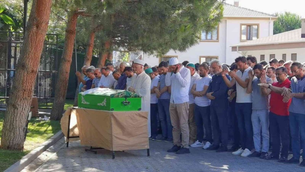 4 yaşındaki Ahsen gözyaşları arasında toprağa verildi