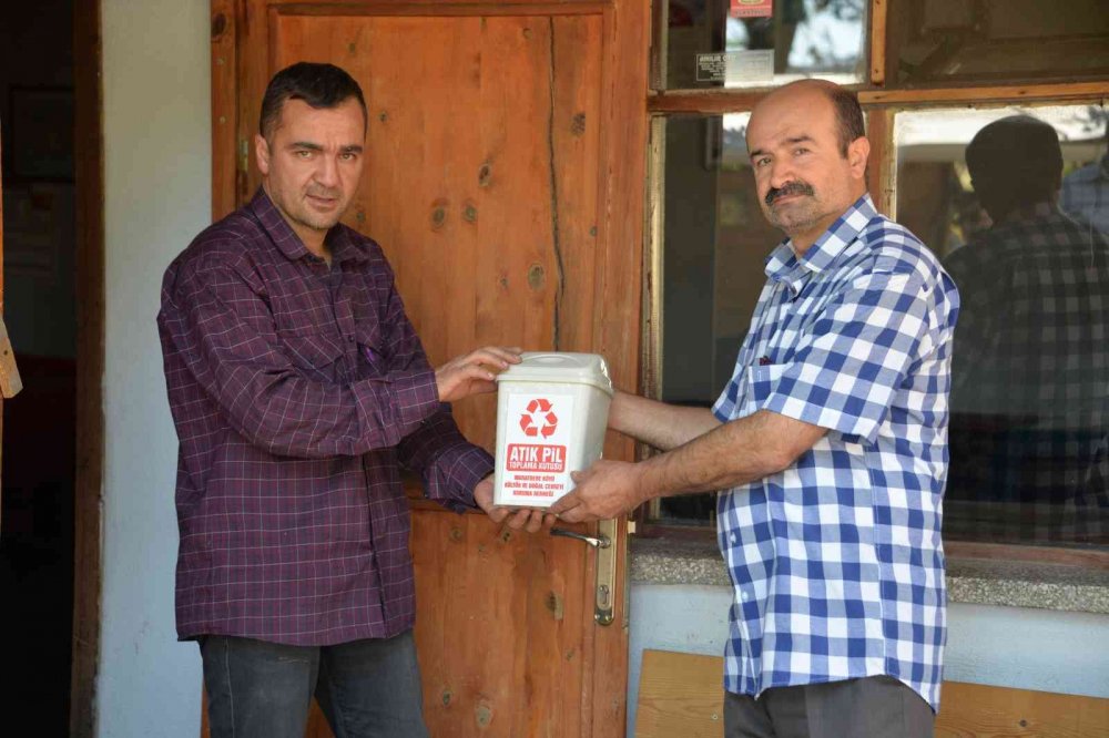 Başkan Bakkalcıoğlu’na topladıkları 553 adet atık pili teslim ettiler