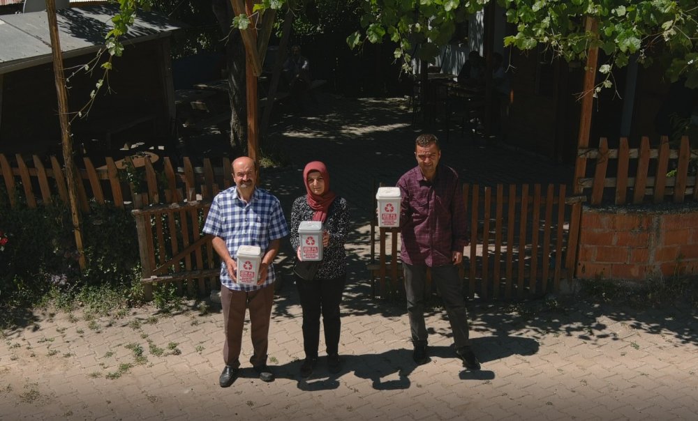 Başkan Bakkalcıoğlu’na topladıkları 553 adet atık pili teslim ettiler