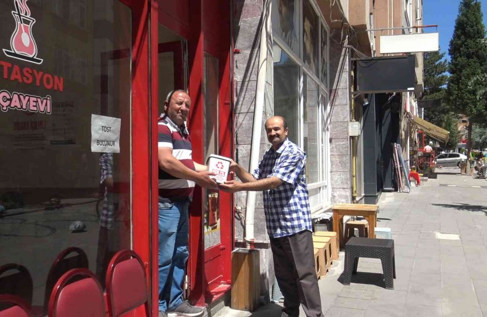 Başkan Bakkalcıoğlu’na topladıkları 553 adet atık pili teslim ettiler