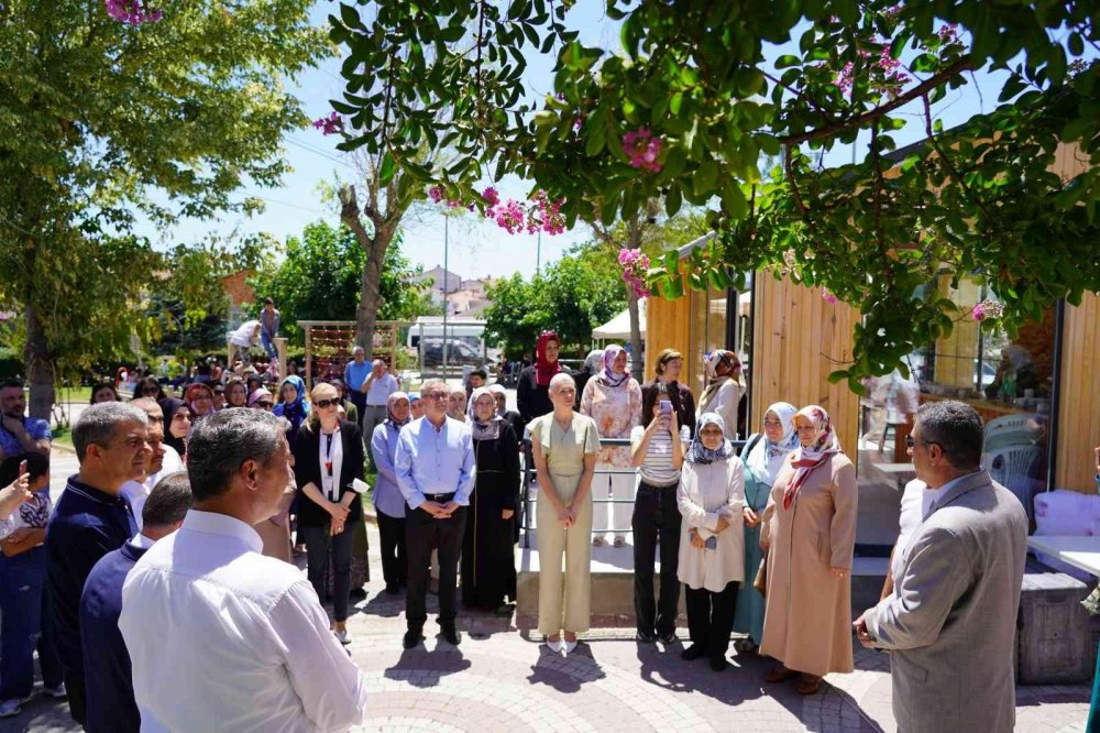 Dikiş nakış kursunu bitiren kursiyerlere sertifikaları verildi