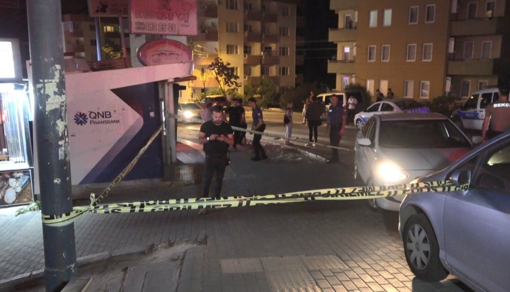 Husumetlisini vurmak isterken kendi başından vuruldu