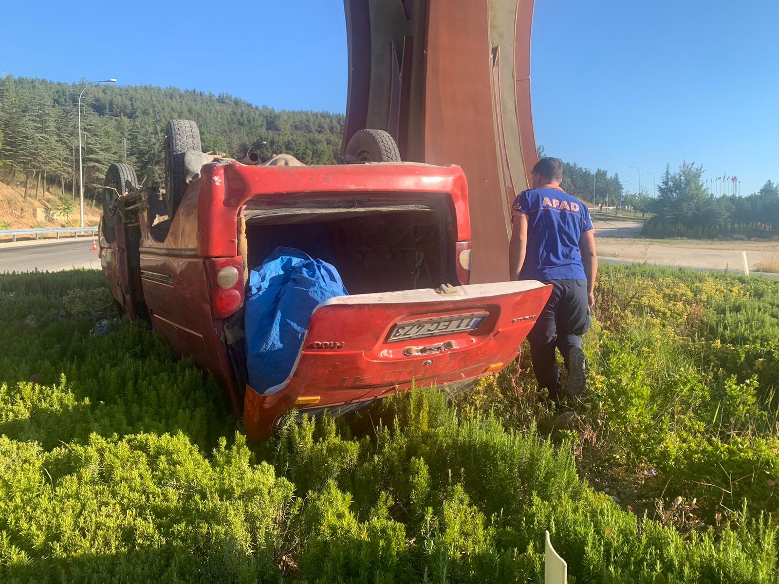 bilecikte-kamyonet-devrildi-1-yarali-001.jpg
