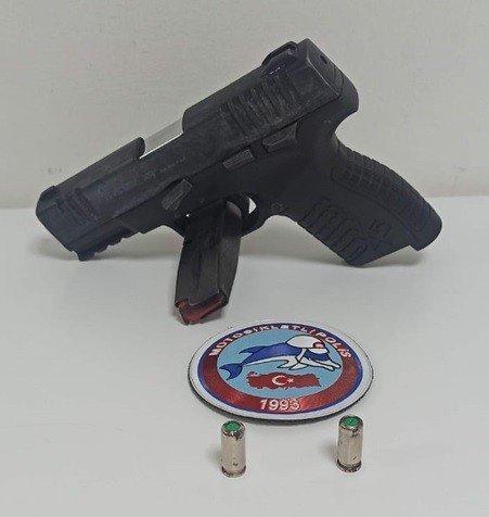 Şüpheli şahısların üzerinde silah ele geçirildi