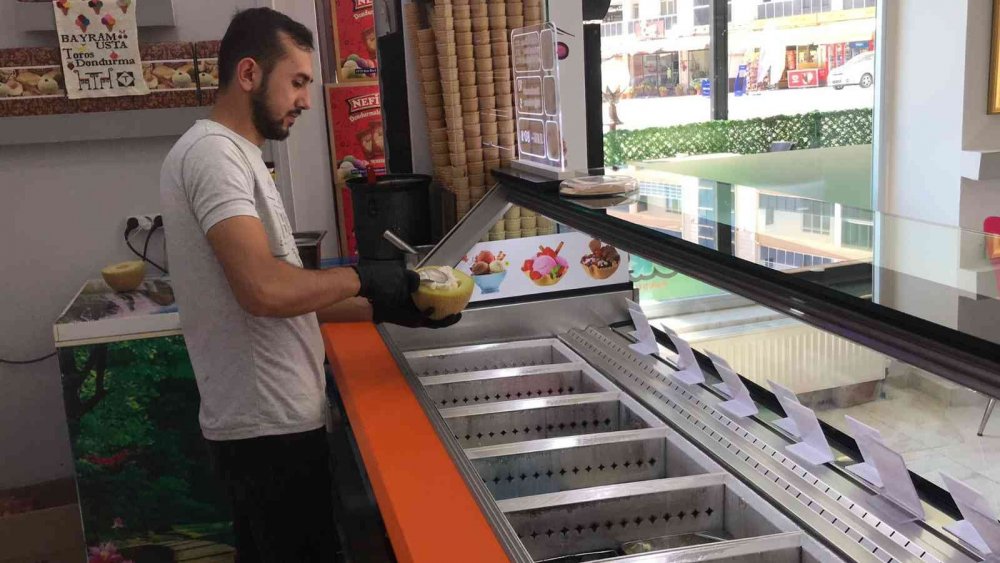 Bilecik’in yerli kavunu dondurma ile birleşince farklı bir lezzet ortaya çıktı