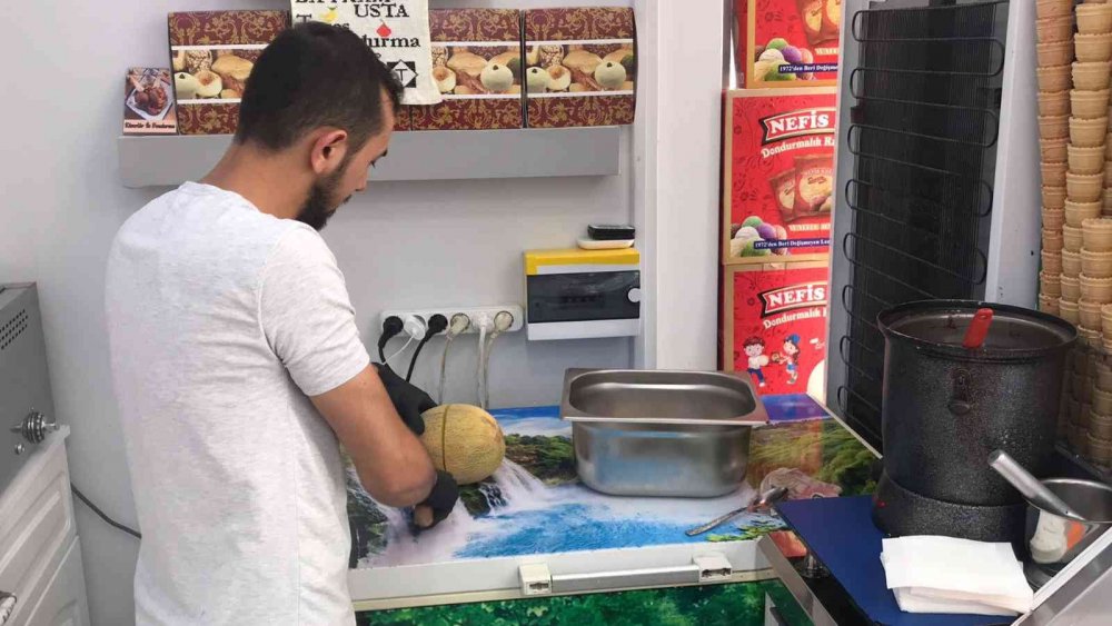 Bilecik’in yerli kavunu dondurma ile birleşince farklı bir lezzet ortaya çıktı