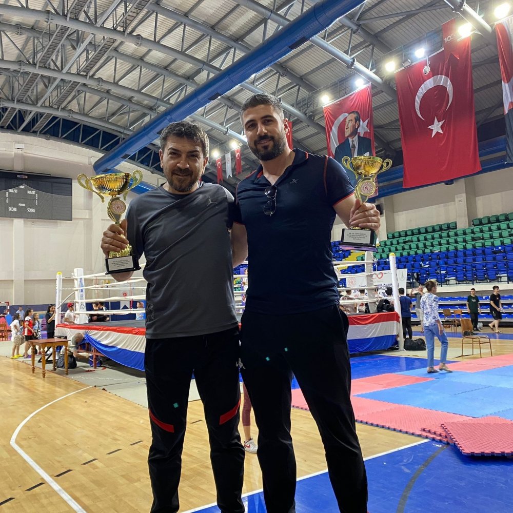 Pazaryeri kickboks sporcuları şampiyonada madalyaları sildi süpürdü