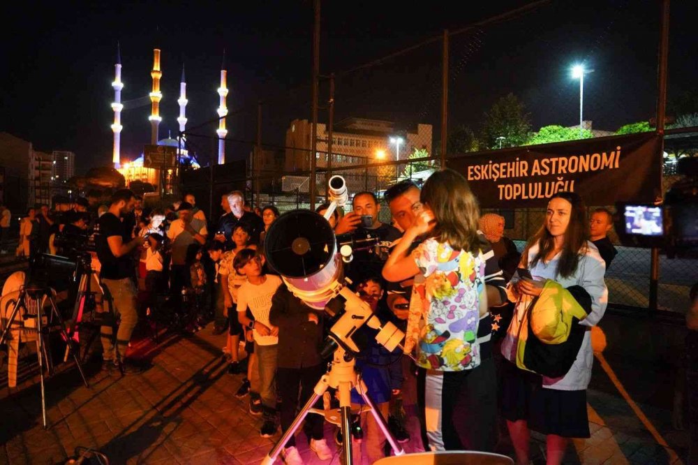 Çocuklar ’Gökyüzünü İzliyorum’ etkinliğinde gezegenleri inceledi