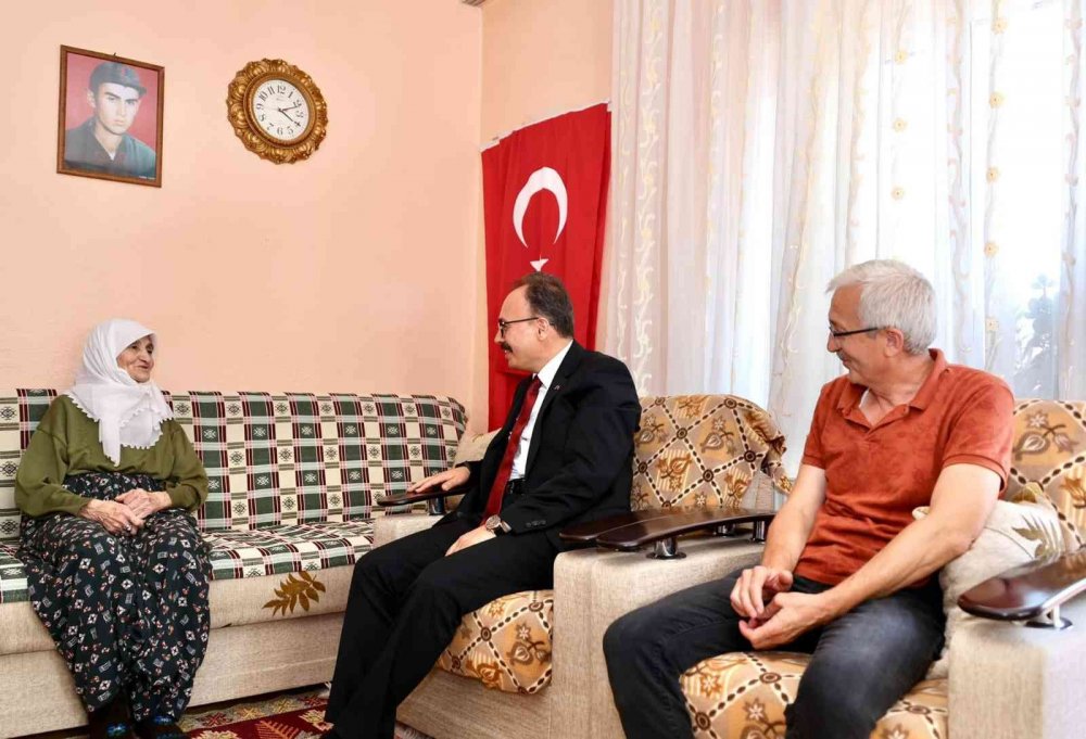 Şehit oğlu için her ay aldığı maaşla çocuklara şekerleme alıyor