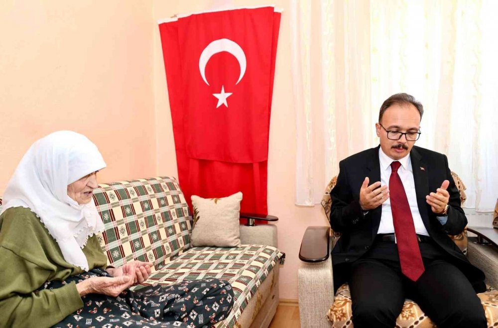 Şehit oğlu için her ay aldığı maaşla çocuklara şekerleme alıyor