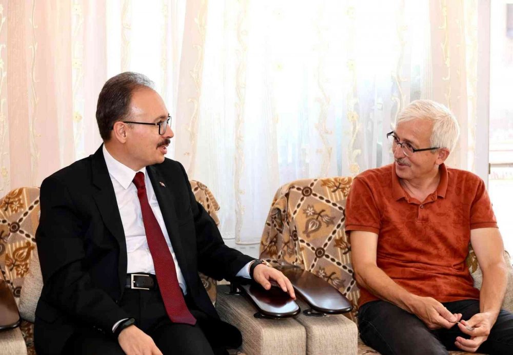 Şehit oğlu için her ay aldığı maaşla çocuklara şekerleme alıyor