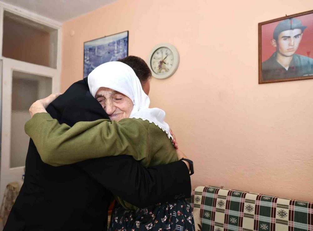 Şehit oğlu için her ay aldığı maaşla çocuklara şekerleme alıyor