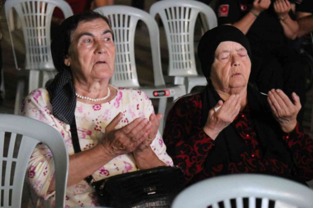 Depremin 23’üncü yılında eller semaya açıldı, hayatını kaybedenler anıldı