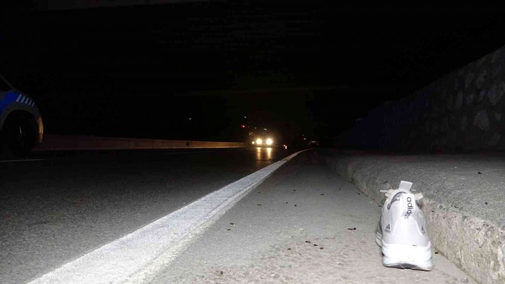 Motosikletten düştüler, yerde yardım beklerken otomobilin altında kaldılar