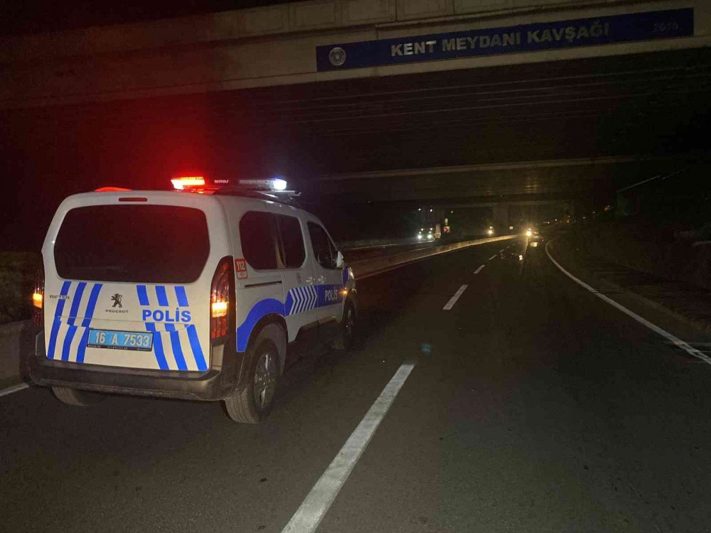Motosikletten düştüler, yerde yardım beklerken otomobilin altında kaldılar