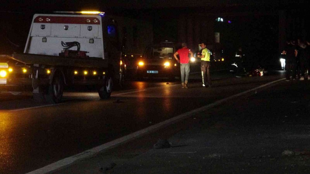 Motosikletten düştüler, yerde yardım beklerken otomobilin altında kaldılar