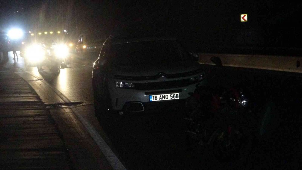 Motosikletten düştüler, yerde yardım beklerken otomobilin altında kaldılar