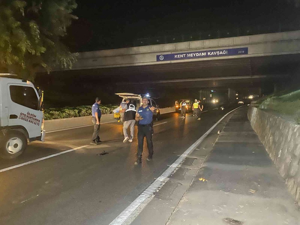 Motosikletten düştüler, yerde yardım beklerken otomobilin altında kaldılar