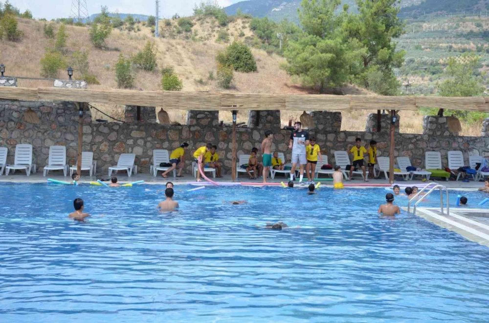 Başkan Yaman yaz yüzme kursunu ziyaret etti