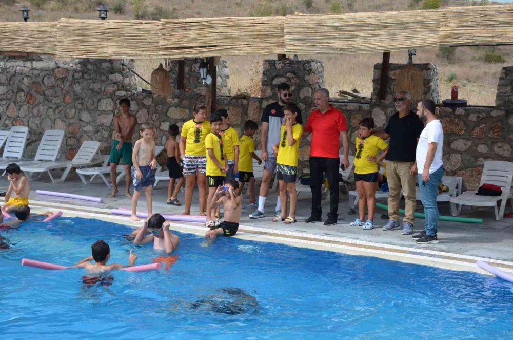 Başkan Yaman yaz yüzme kursunu ziyaret etti
