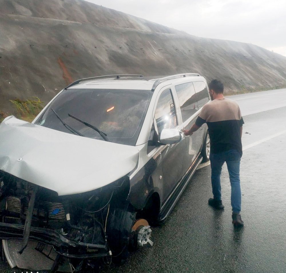 Kontrolden çıkan kamyonet kaza yaptı: 4 yaralı